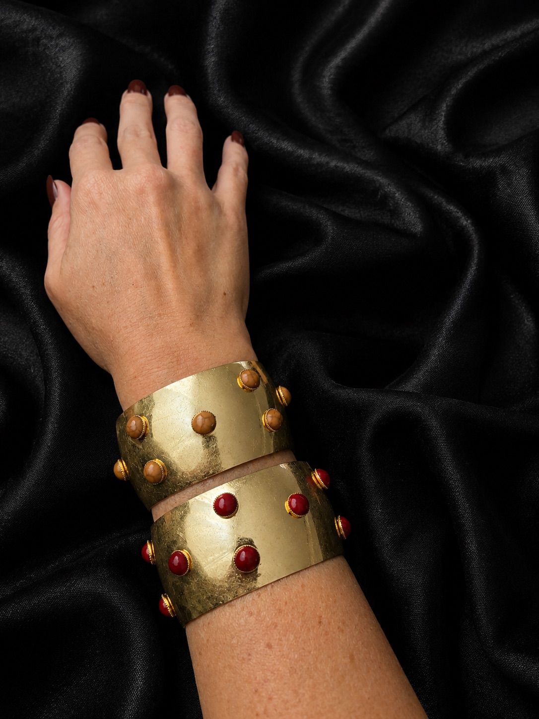 Bracelete Ouro Envelhecido. Tem duas cores, com as bolinhas marsala e o bege .